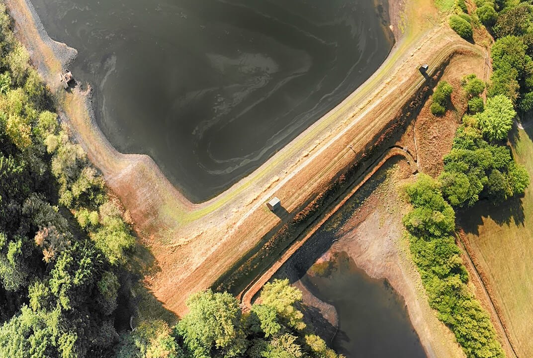 Three-stage approach integrating water-usage optimisation, computer-vision monitoring and closed-loop control